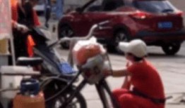 狗仔爆料李现摩托车视频,狗仔镜头下的帅气瞬间